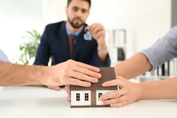 Couple arguing over property in divorce mediation Watford