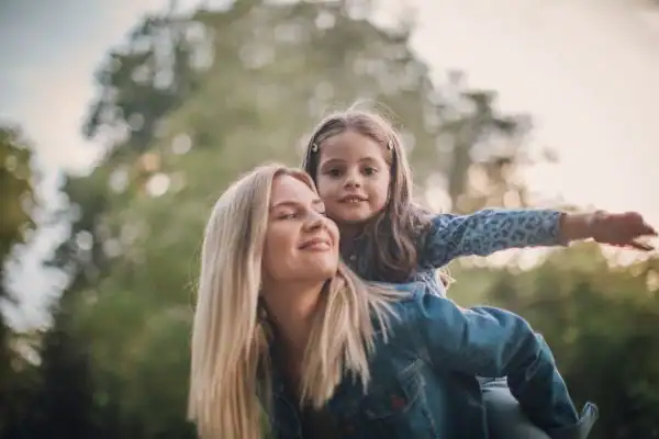 happy mum and daughter following mediation to resolve parental alienation Watford